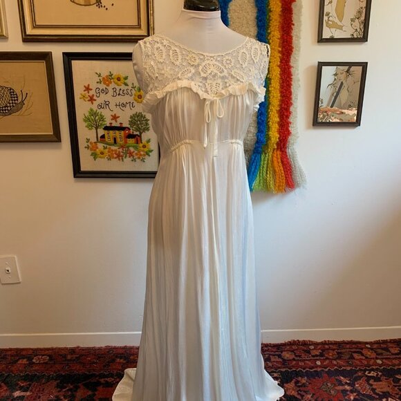 S/M| 1930s Pearly White Liquid Satin and Lace Antique Slip Dress - Picture 2 of 10